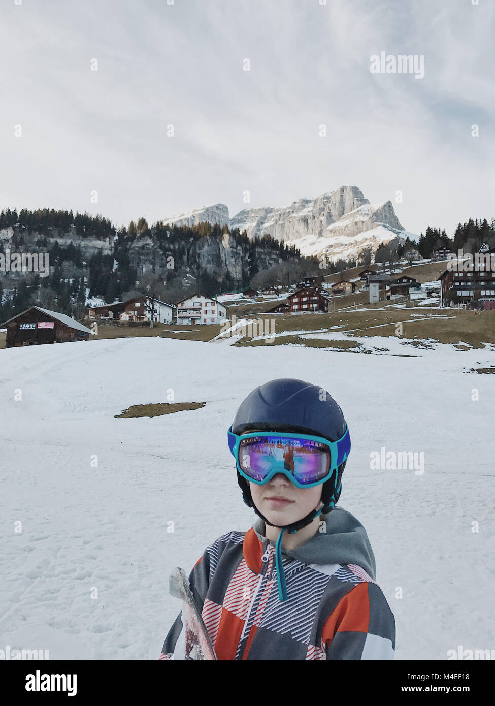 Ritratto di un ragazzo che indossa gli occhiali di sci e sci casco Foto Stock