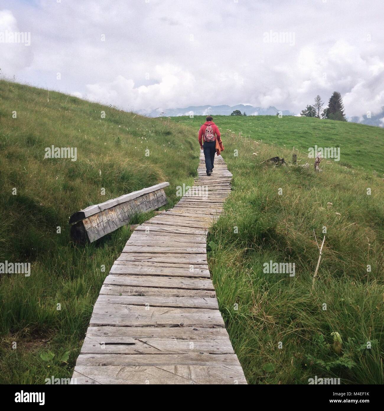 Escursioni uomo nelle Alpi svizzere, Braunwald, Glarona, Svizzera Foto Stock