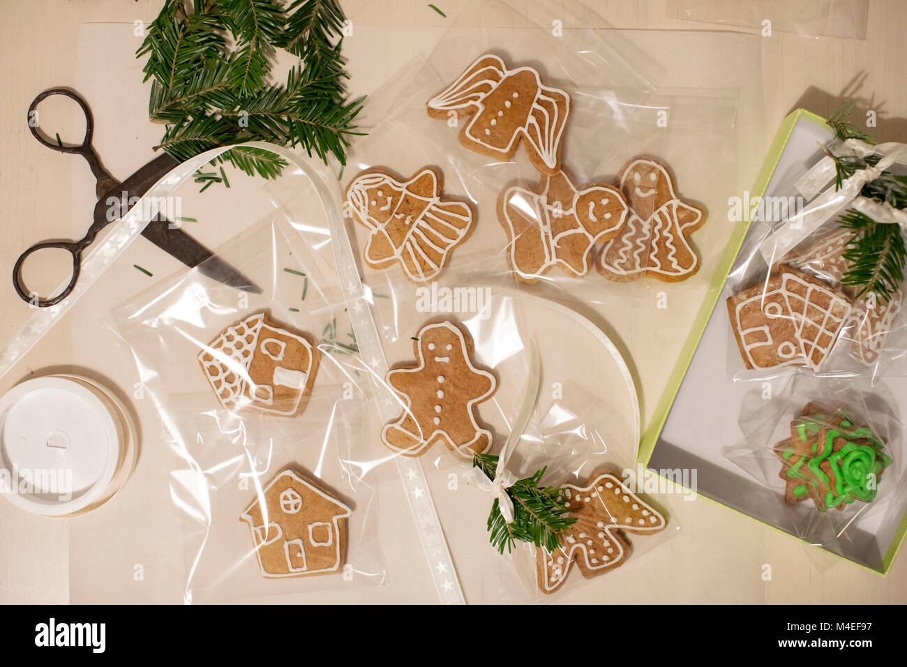 Gingerbread cookies essendo avvolto come regali di Natale Foto Stock