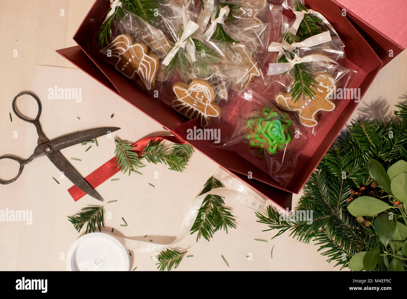 Gingerbread cookies essendo avvolto come regali di Natale Foto Stock