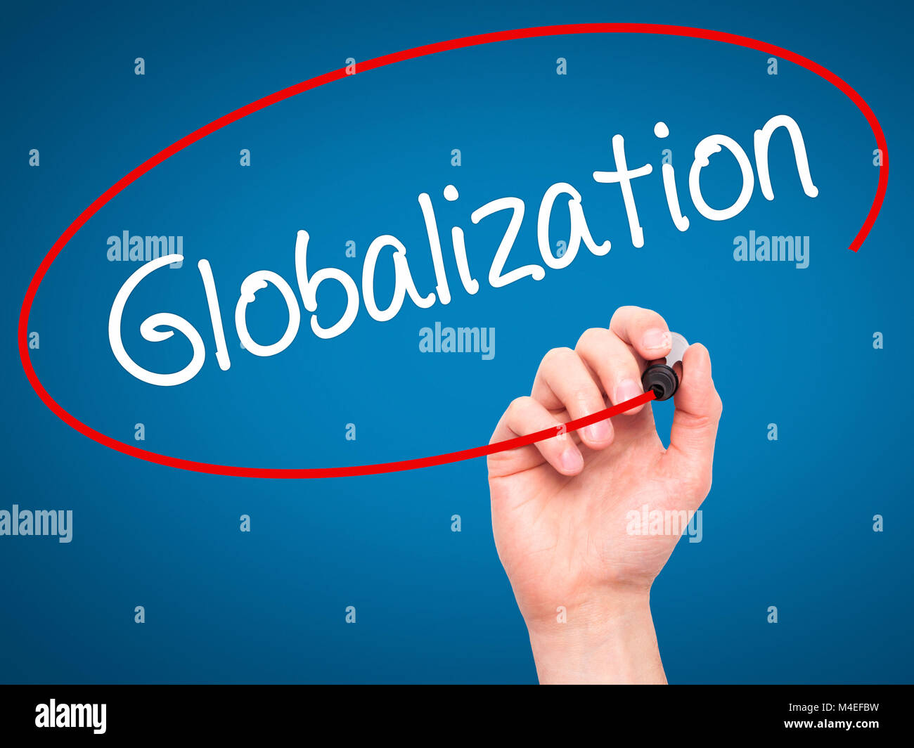 Man mano che scrive la globalizzazione con pennarello nero su schermo visivo. Foto Stock