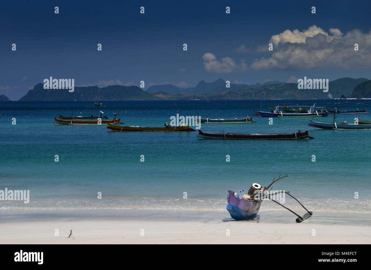 Barche tradizionali ancorate al mare, Lombok, West Nusa Tenggara, Indonesia Foto Stock