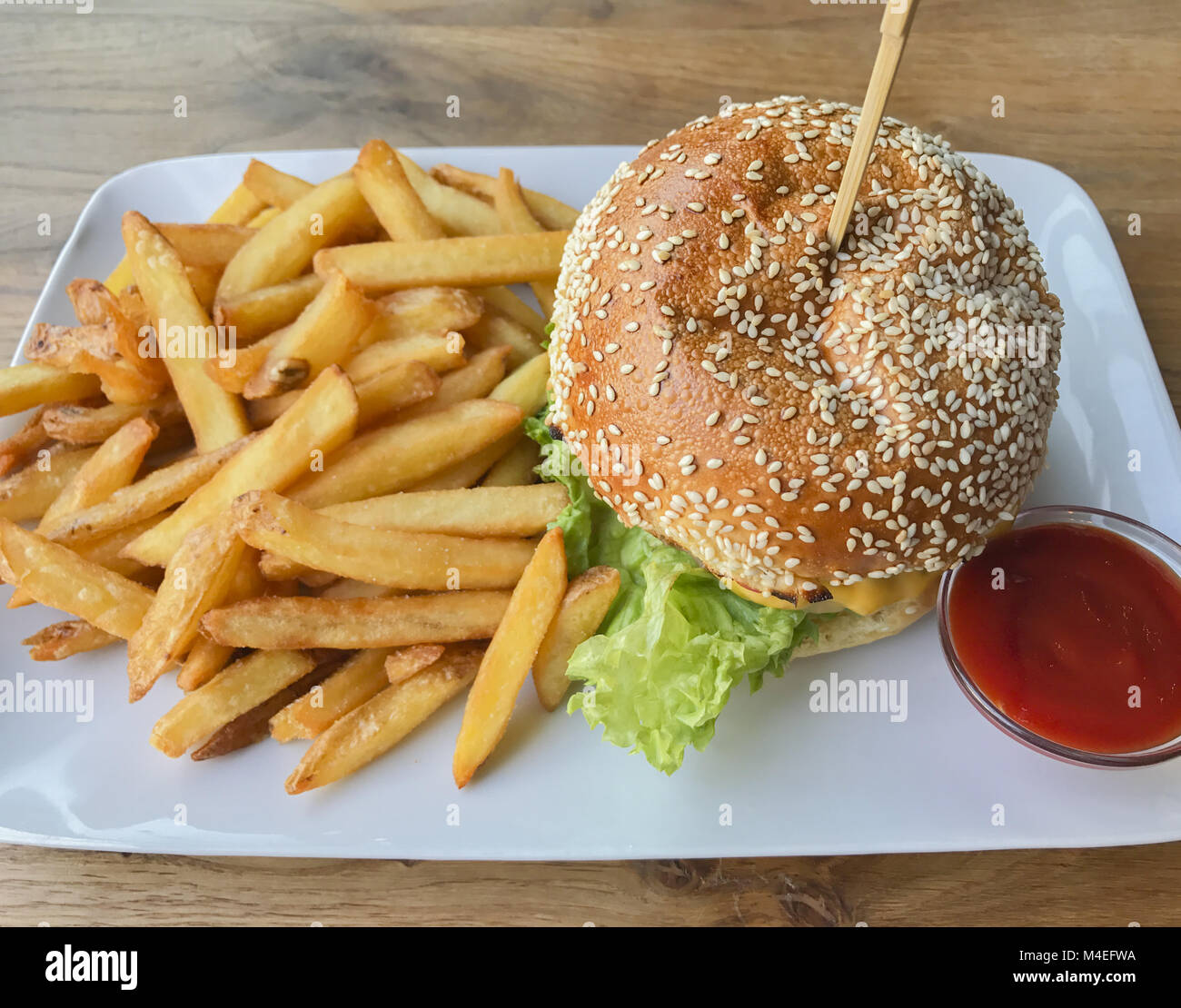 Close-up di un cheeseburger su una piastra Foto Stock