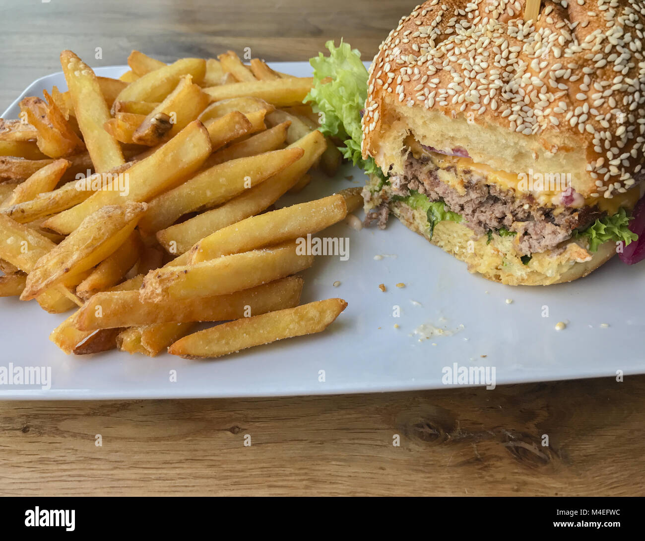 Close-up di un cheeseburger su una piastra Foto Stock