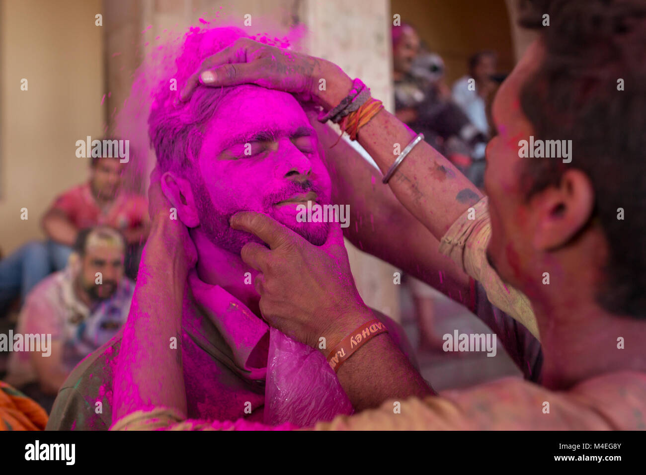 Barsana, India - 17 Marzo 2016: devoti indù celebrare Lathmar Holi in Barsana village, Uttar Pradesh, India. Foto Stock
