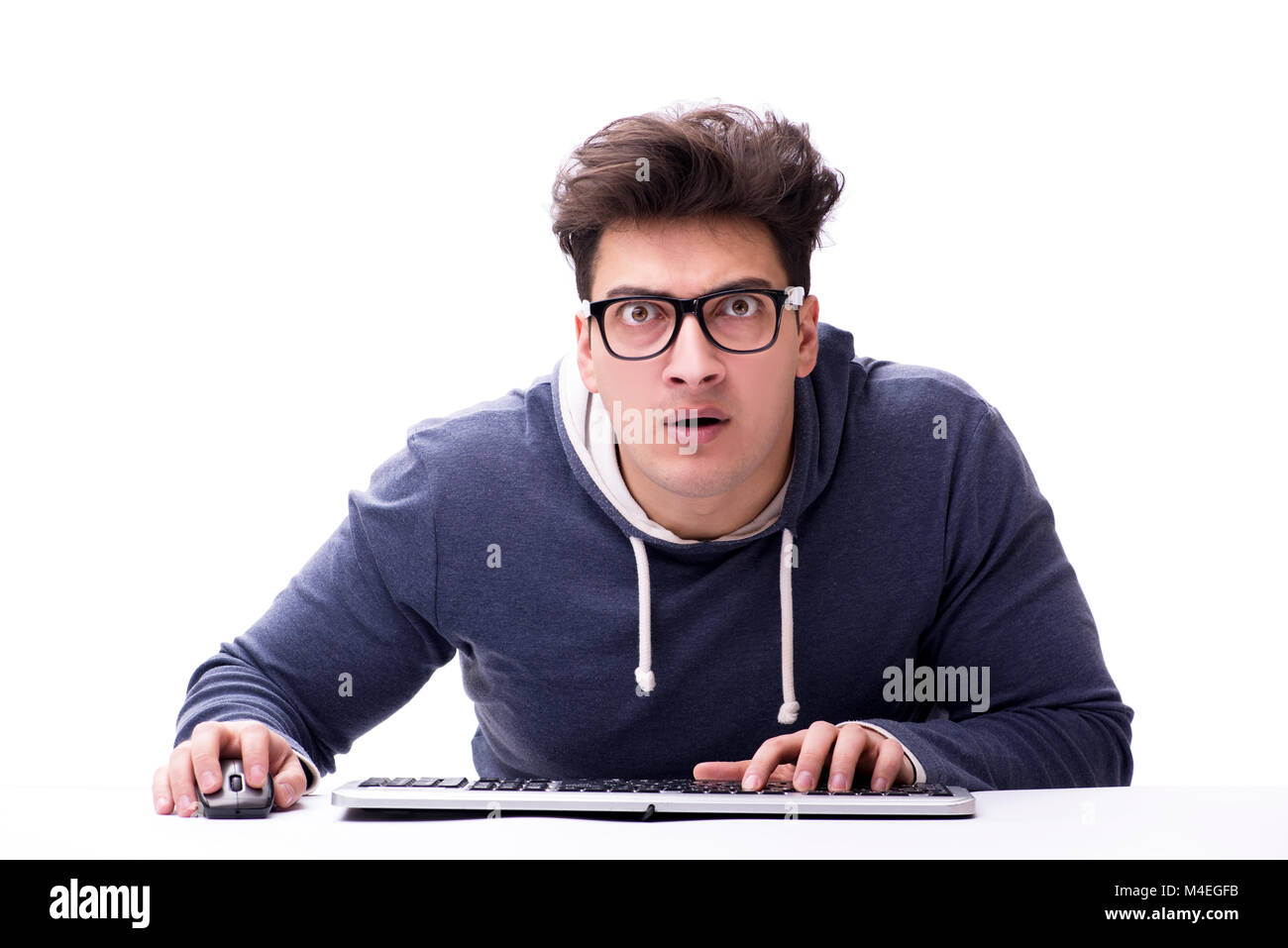 Funny nerd uomo al lavoro su un computer isolato su bianco Foto Stock