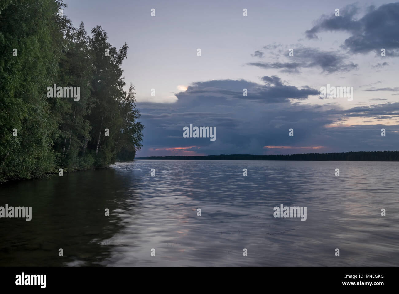 Un tramonto spettacolare sul lago in Rantasalmi, Distretto dei Laghi, Finlandia Foto Stock