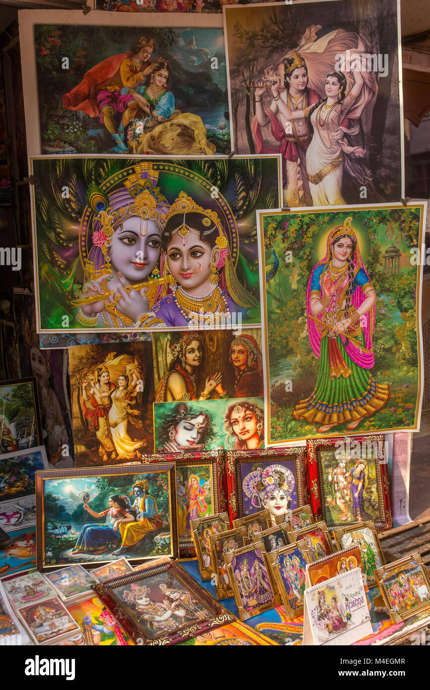 Vrindavan, India - 19 Marzo 2016: Immagini di Krishna e altri dèi per la vendita nel tempio shop nella santa città indù Vrindavan, India Foto Stock