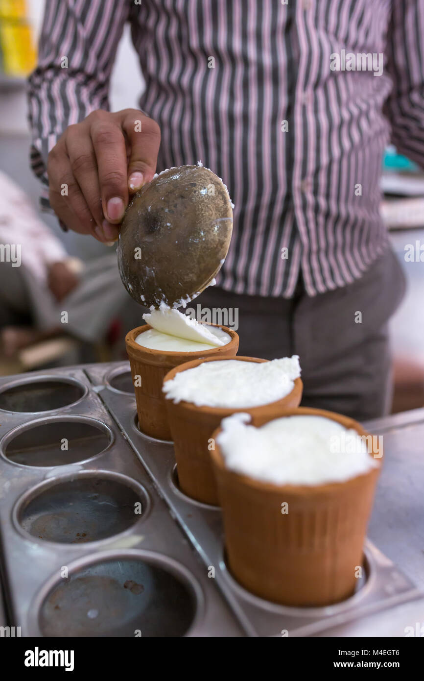 Indian Dairy popolare bevanda Lassi fatta di yogurt, zucchero e acqua venduti nel negozio di strada in Vrindavan, Utar Pradesh, India Foto Stock