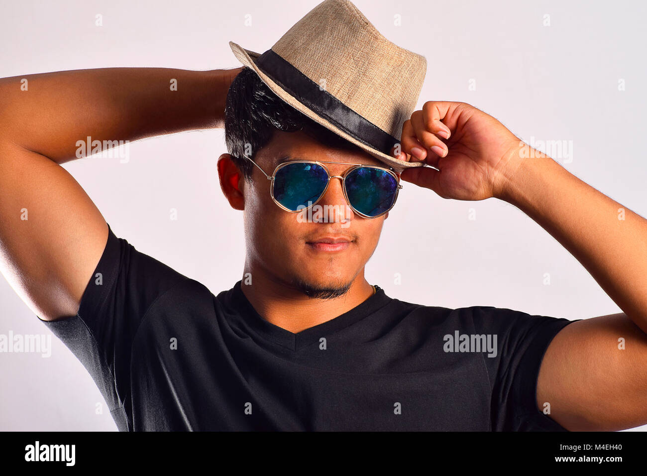 Giovane uomo in abbigliamento casual e hat, Pune, Maharashtra. Foto Stock