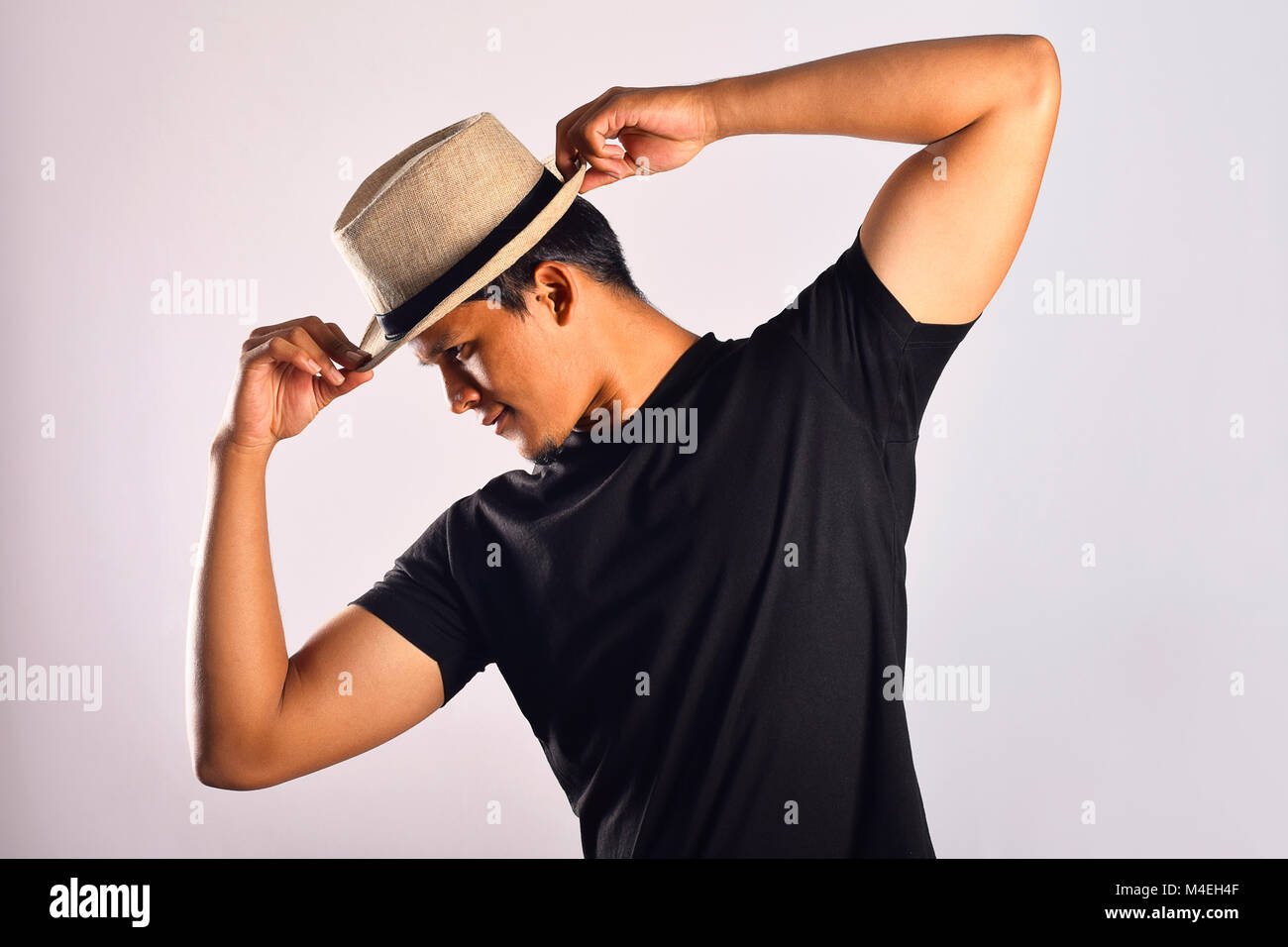 Giovane uomo in abbigliamento casual e hat, Pune, Maharashtra. Foto Stock
