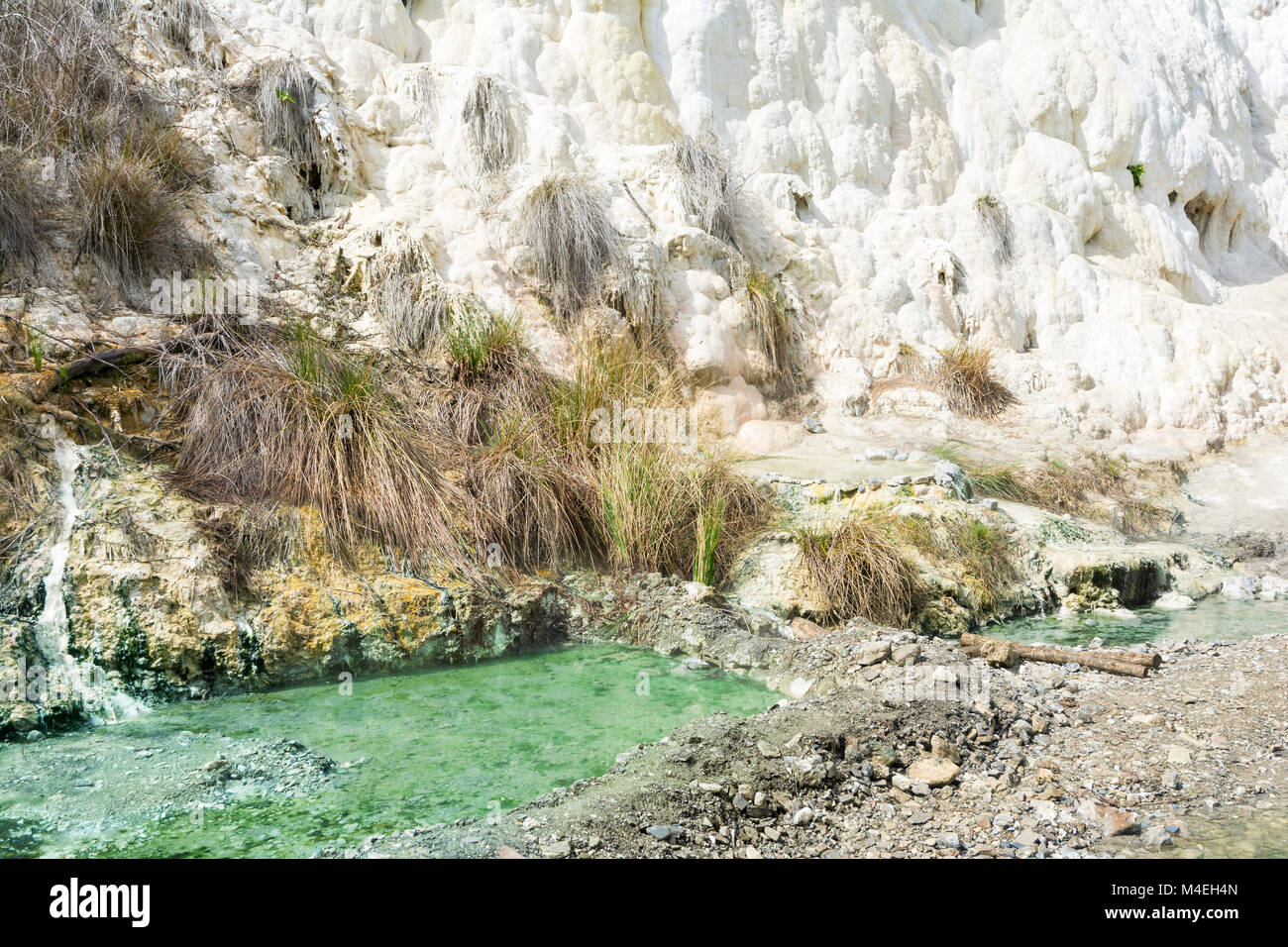 Formazioni calcaree presso le sorgenti termali di Bagni di San Filippo in Toscana, Italia, durante una giornata di sole. Foto Stock