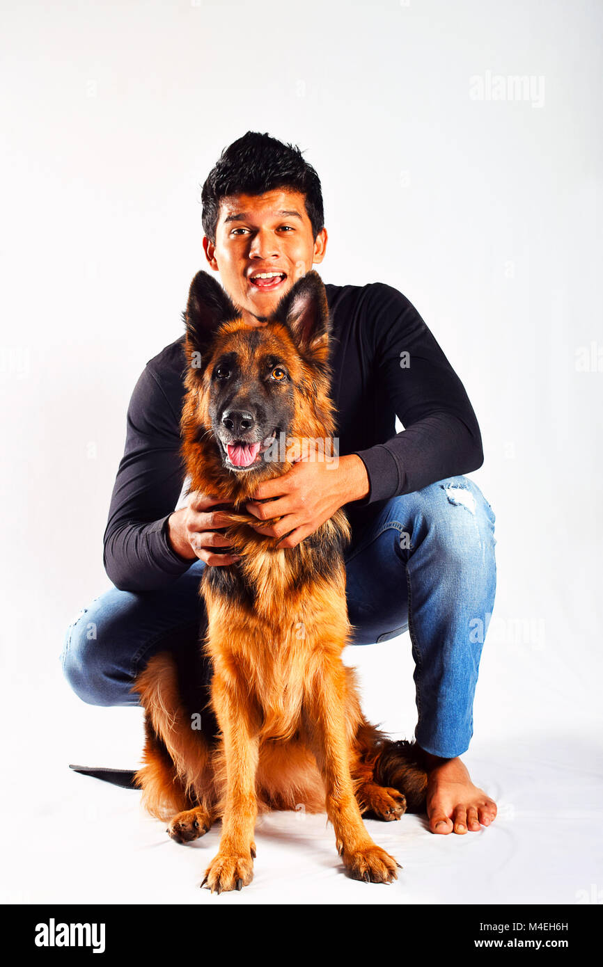 Giovane con pastore tedesco dicendo qualcosa di Pune, Maharashtra. Foto Stock