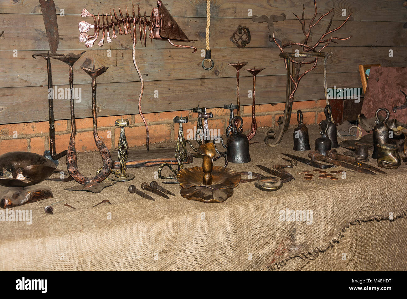 La Bielorussia, Dududki - Luglio 11, 2017: metallo forgiato prodotti nella fucina di antichi mestieri Foto Stock