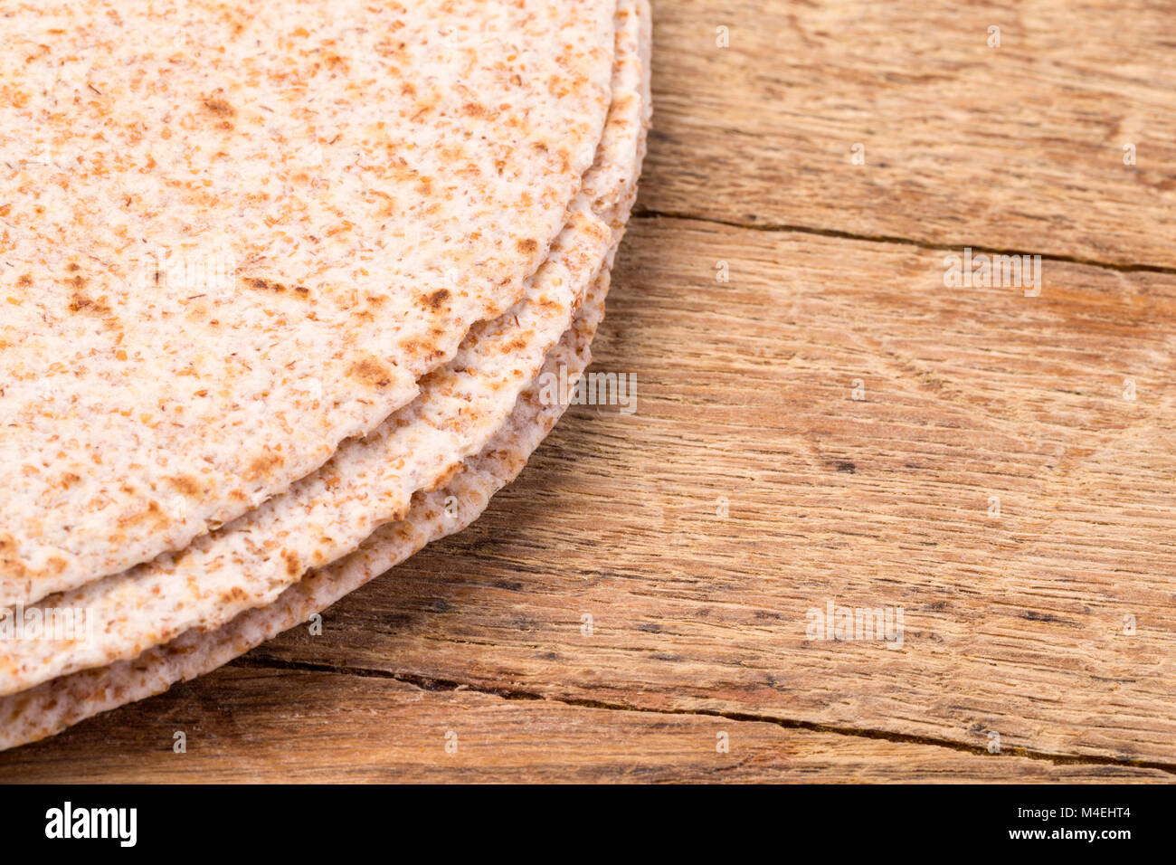 Pila di fatti in casa di grano intero tortilla di farina sul tavolo di legno sfondo Foto Stock