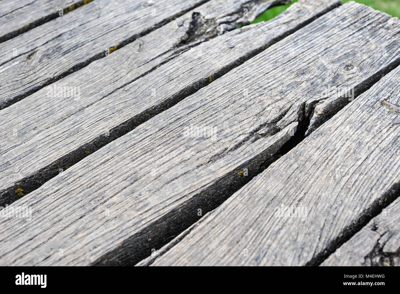 Vecchio di età compresa tra i listelli di legno in prospettiva Foto Stock