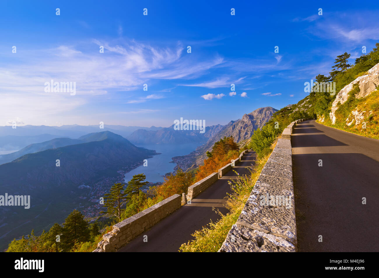 Montagne su strada e Kotor Bay sul tramonto - Montenegro Foto Stock