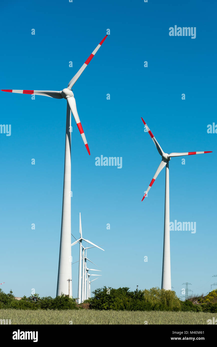 Impianto di energia eolica visto in Germania rurale Foto Stock