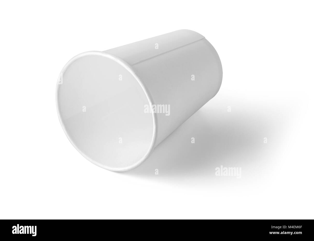 White paper sulla tazza bianca con tracciato di ritaglio Foto Stock