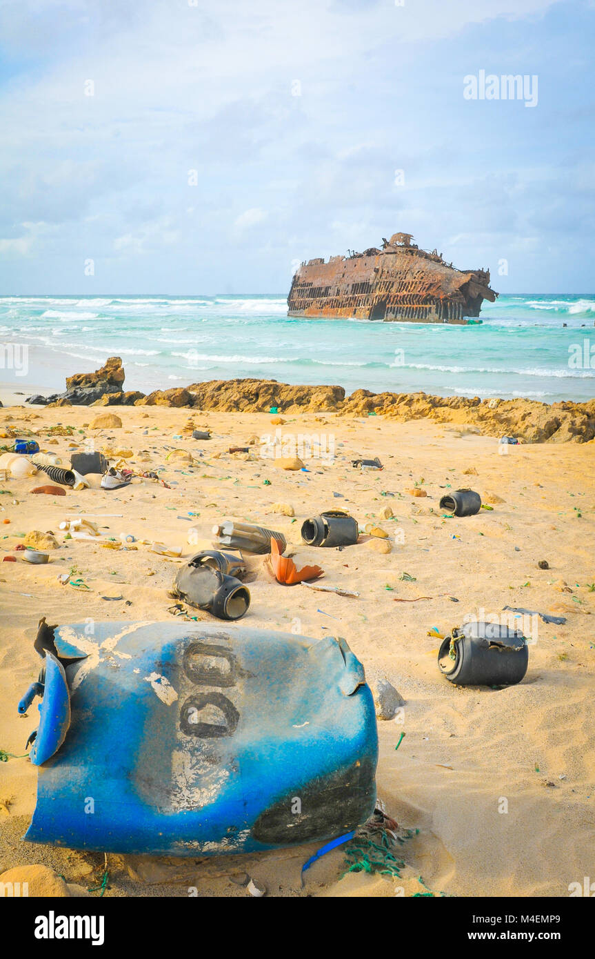 Concetto di inquinamento con dettaglio di bottiglie di plastica sulla spiaggia Foto Stock