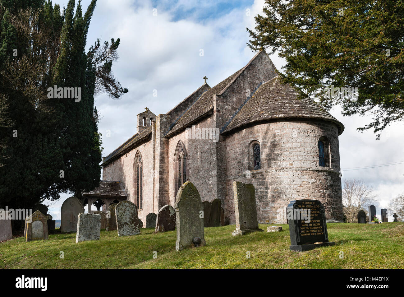 La chiesa di San Michele e di tutti gli Angeli, Moccas, Herefordshire, Regno Unito, costruito circa 1130 in stile romanico. Si trova nei terreni della Corte Moccas Foto Stock