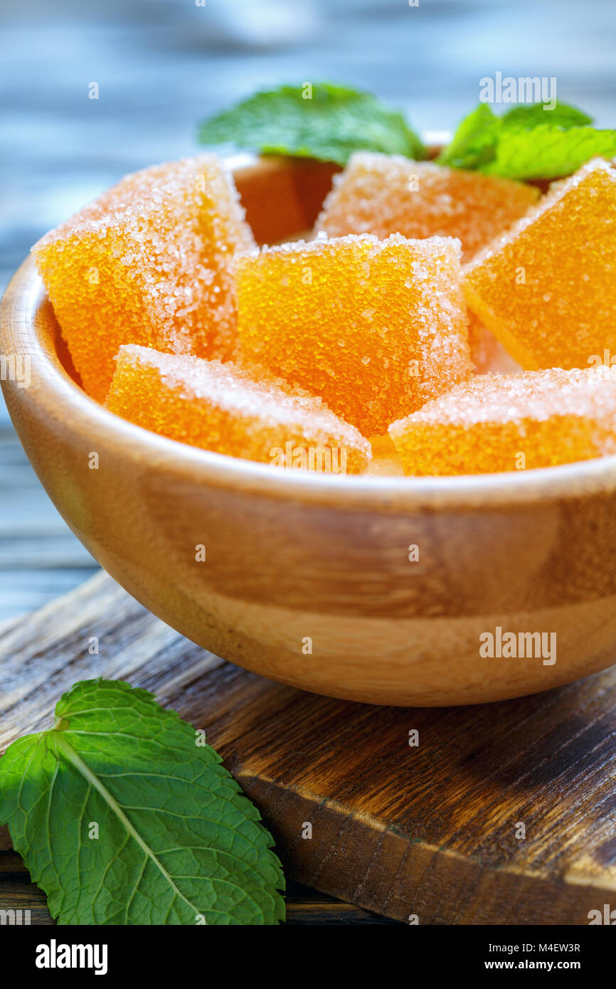 Marmellata di arance in una ciotola di legno. Foto Stock