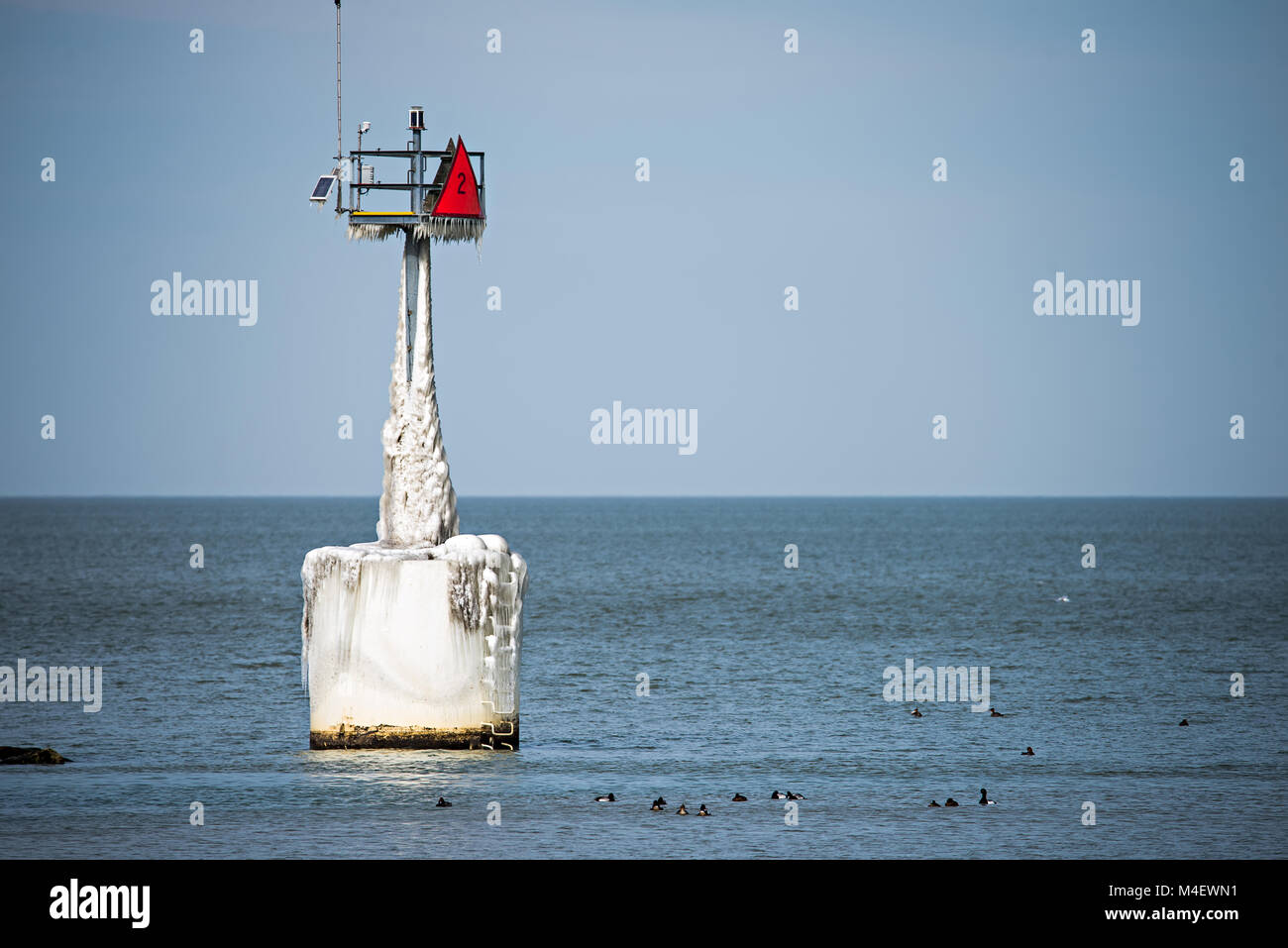 Fari e boe sulla costa vicino a Cleveland Ohio lago Erie Foto Stock