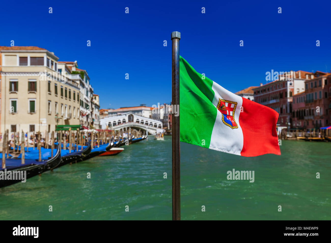 Bandiera e paesaggio urbano di Venezia - Italia Foto Stock
