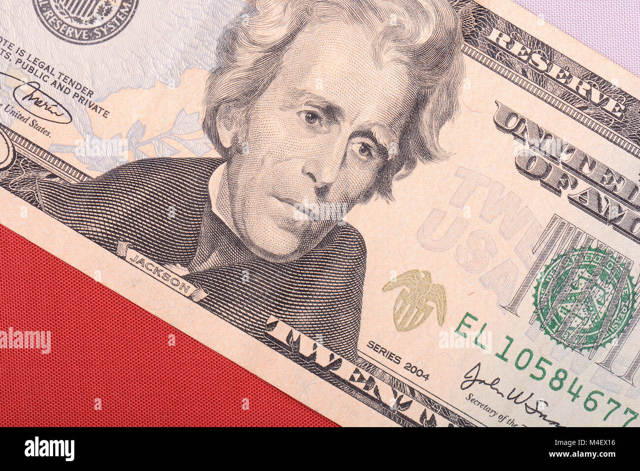 Venti dollari davanti alla bandiera americana Foto Stock