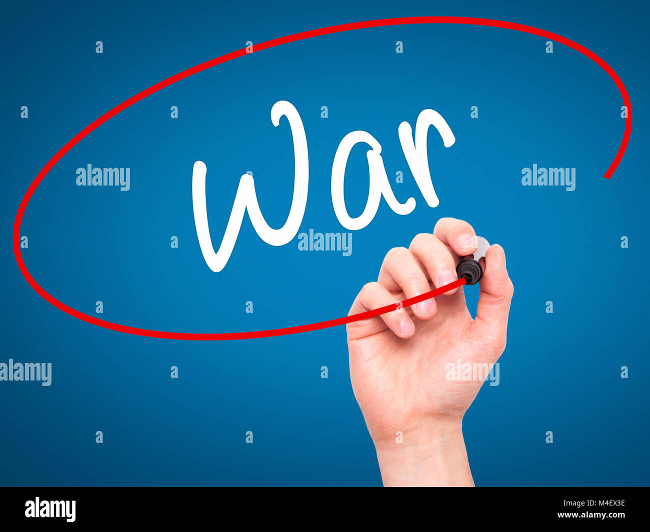 Man mano che scrive la guerra con il pennarello nero su schermo visivo Foto Stock