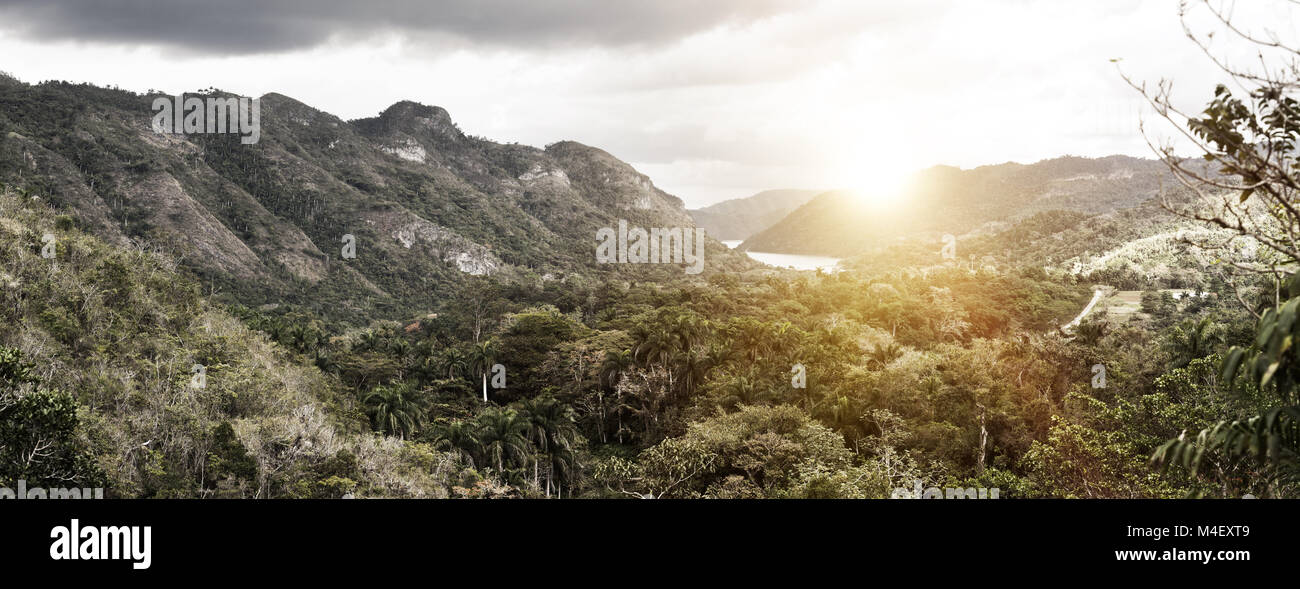 Vista panoramica sulla natura tropicale. Cuba. Tonificanti Foto Stock