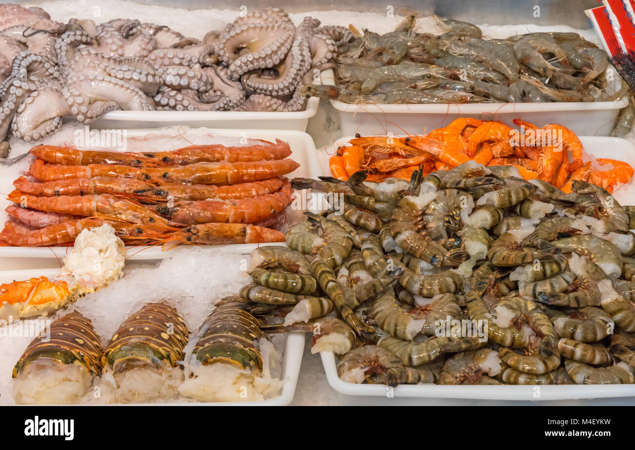 Molluschi e crostacei e frutti di mare per la vendita su un mercato Foto Stock