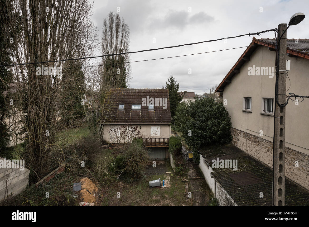 Chris Huby / Le Pictorium - un venerdì di Trappes (Francia) - 02/02/2018 - Francia / Yvelines (dipartimento francese) / Trappes - Francia - Trappes - vista generale della città. - La città di Trappes è la forma di realizzazione di un paradosso: allo stesso tempo luogo di origine del più famoso attore francese nel 2017, Omar Sy, simbolo di integrazione, e il luogo di partenza di 67 trappisti combattimenti in uno stato islamico nel Levante (ISIS / DAESH), simbolo di rottura. In aggiunta, che detiene il primato europeo per l'avviamento della jihad. Foto Stock