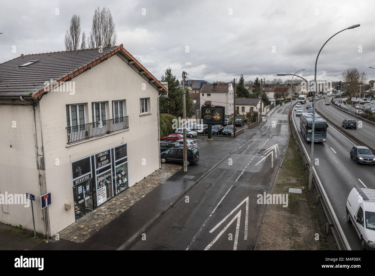 Chris Huby / Le Pictorium - - 02/02/2018 - Francia / Yvelines (dipartimento francese) / Trappes - Francia - Trappes - La libreria musulmano NOUR AL HIDAYA - La città di Trappes è la forma di realizzazione di un paradosso: allo stesso tempo luogo di origine del più famoso attore francese nel 2017, Omar Sy, simbolo di integrazione, e il luogo di partenza di 67 trappisti combattimenti in uno stato islamico nel Levante (ISIS / DAESH), simbolo di rottura. In aggiunta, che detiene il primato europeo per l'avviamento della jihad. Foto Stock