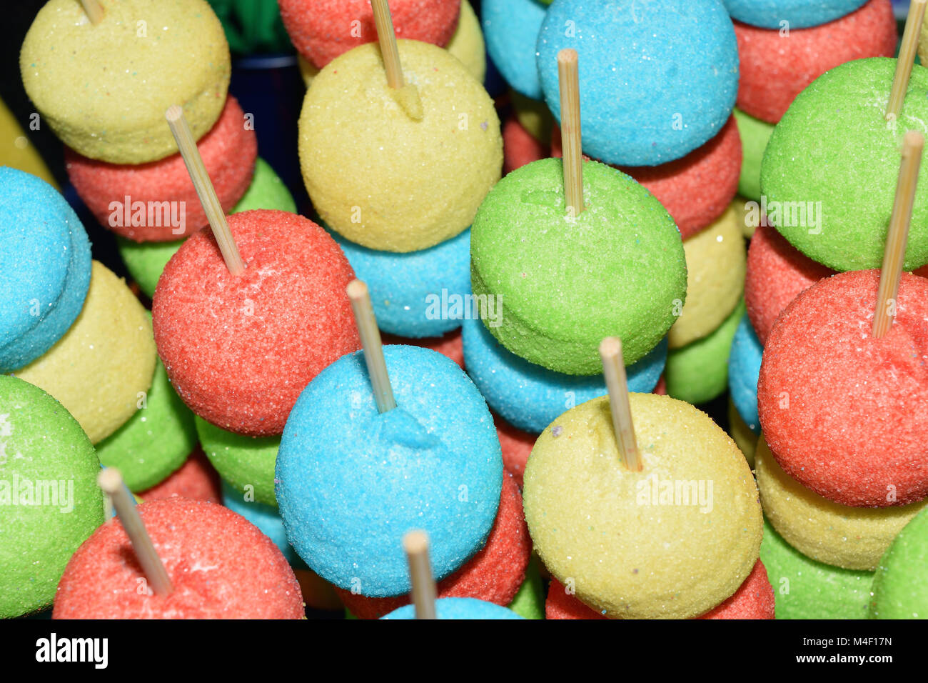 Gruppo di marshmallow spiedini di vari colori Foto Stock