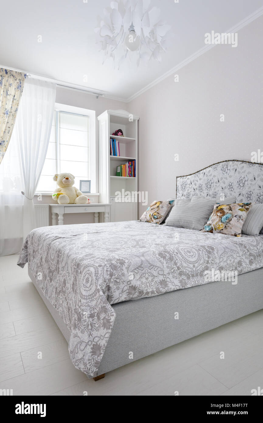 Elegante camera da letto in tenui colori di luce Foto Stock