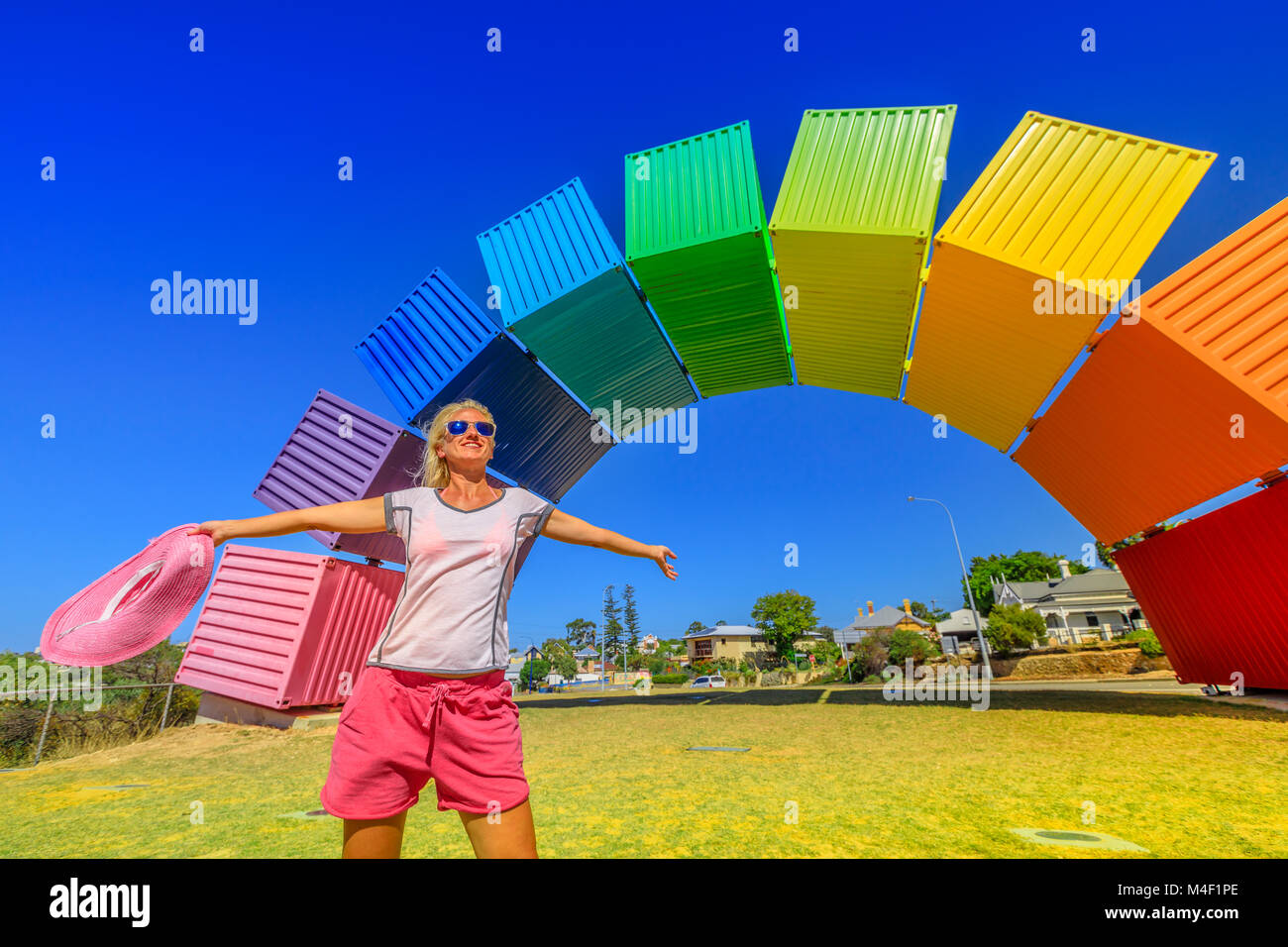 Fremantle, Australia - Jan 7, 2018: Australia travel benvenuti. Felice e spensierato donna gode alla Rainbow Sea Container. Porto di Fremantle, in Perth, WA, Australia. Concetto di omosessualità. Iconico luogo. Foto Stock