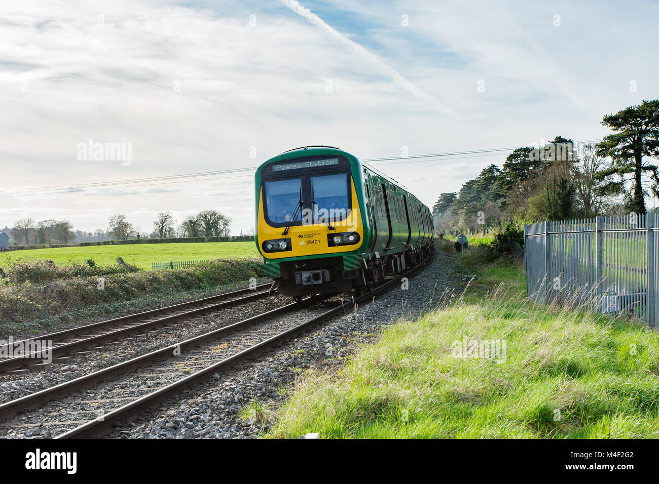 Commuter Rail service percorrendo via Maynooth a Dublino la stazione di pere. Viaggiare in treno in Irlanda Foto Stock