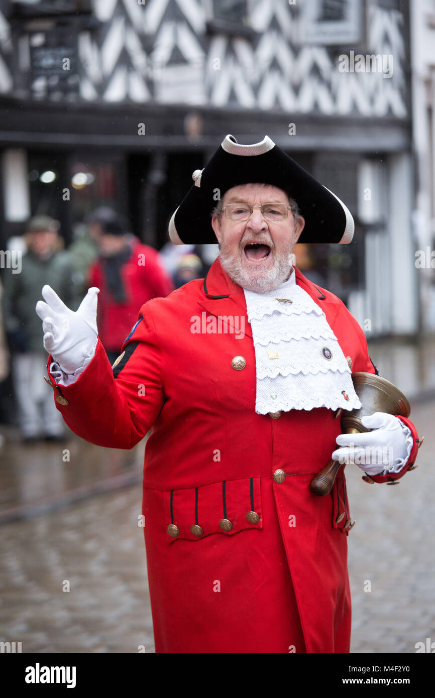Lichfield Town Crier Ken Knowles chiamando durante l'annuale gara di pancake nel centro di Lichfield Foto Stock