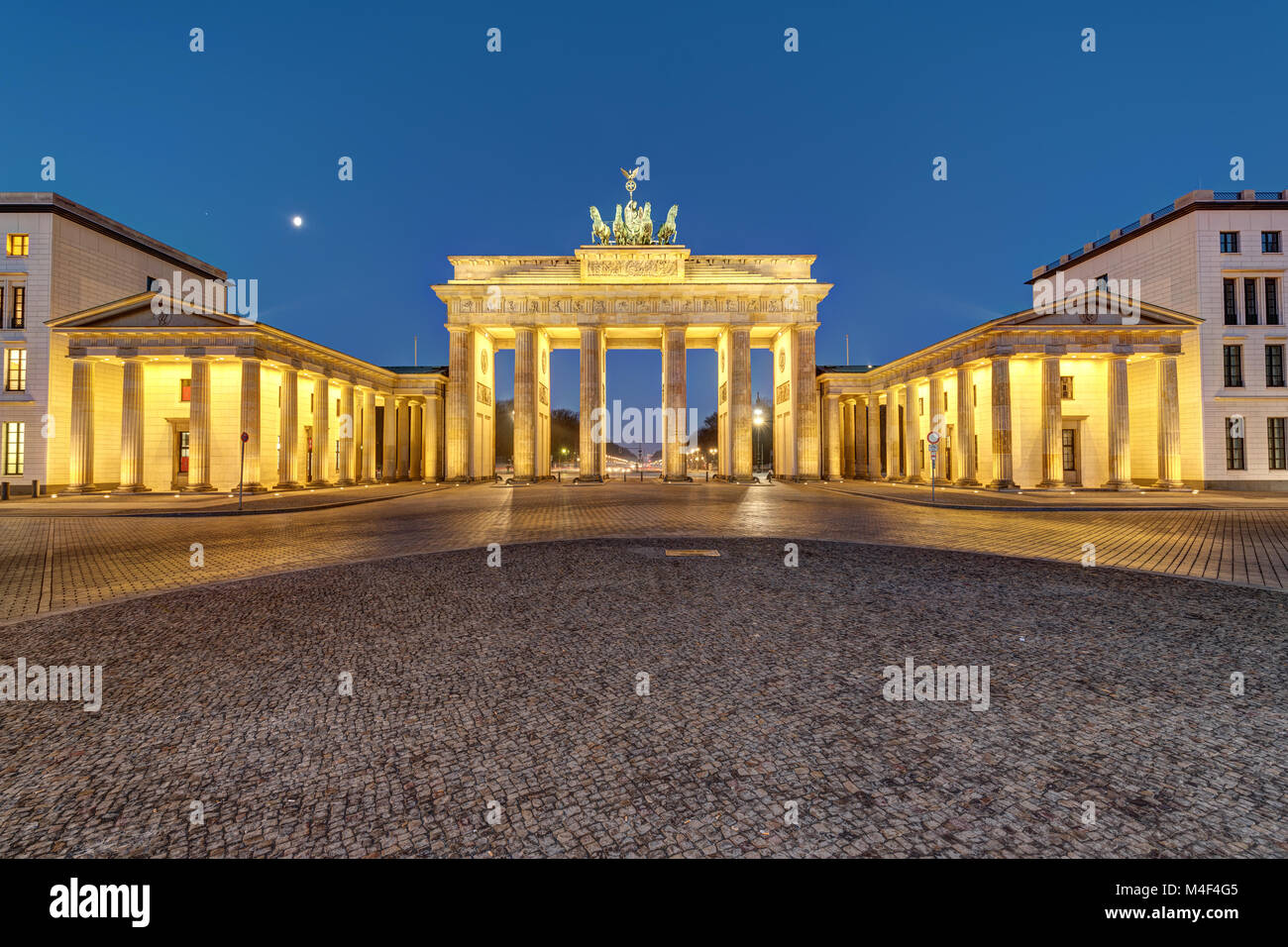 La famosa Porta di Brandeburgo a Berlino illuminata di alba Foto Stock
