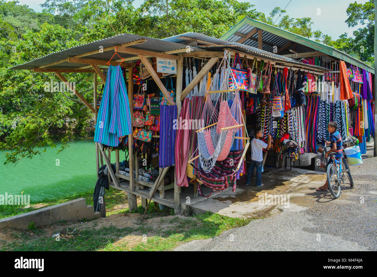 Fornitore stradale lungo il fiume Macal in Belize. Foto Stock