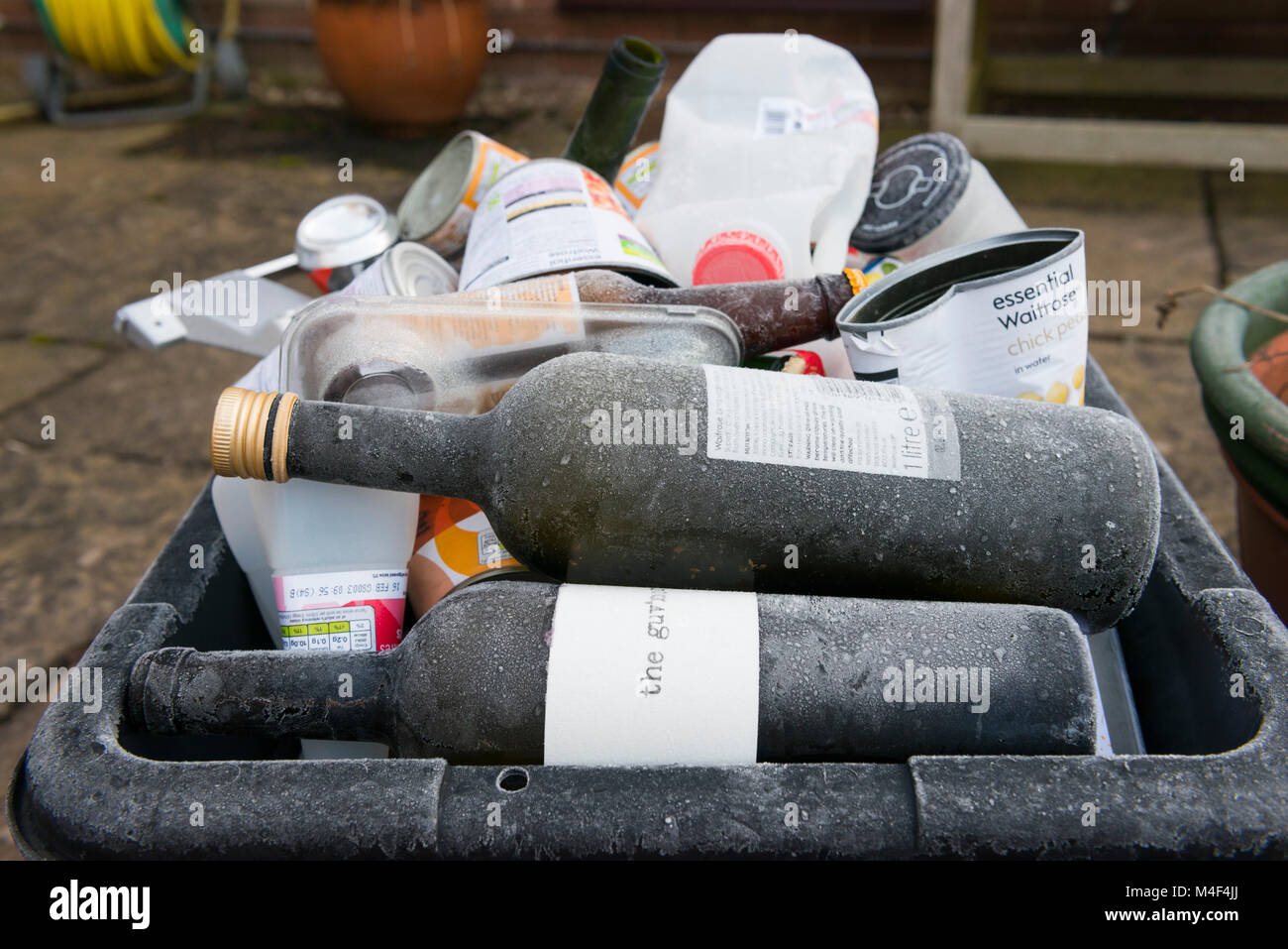 Frost-coperto Cassetta di riciclaggio del vetro, plastica e metallo in attesa di raccolta al di fuori di una casa Shropshire. Foto Stock