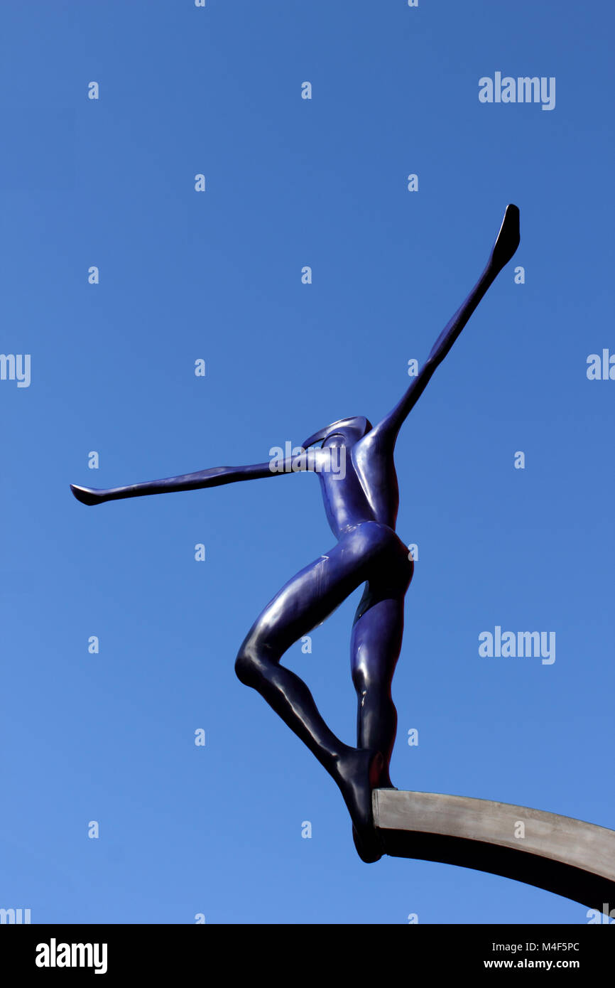 Vista verticale Spofforth scolpita la figura contro il profondo blu del cielo Foto Stock