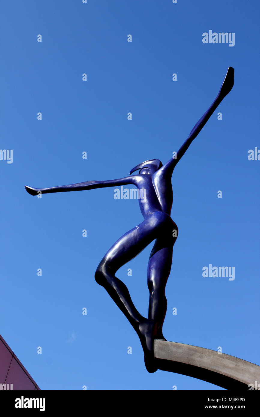 Vista verticale Spofforth scolpita la figura contro il profondo blu del cielo Foto Stock