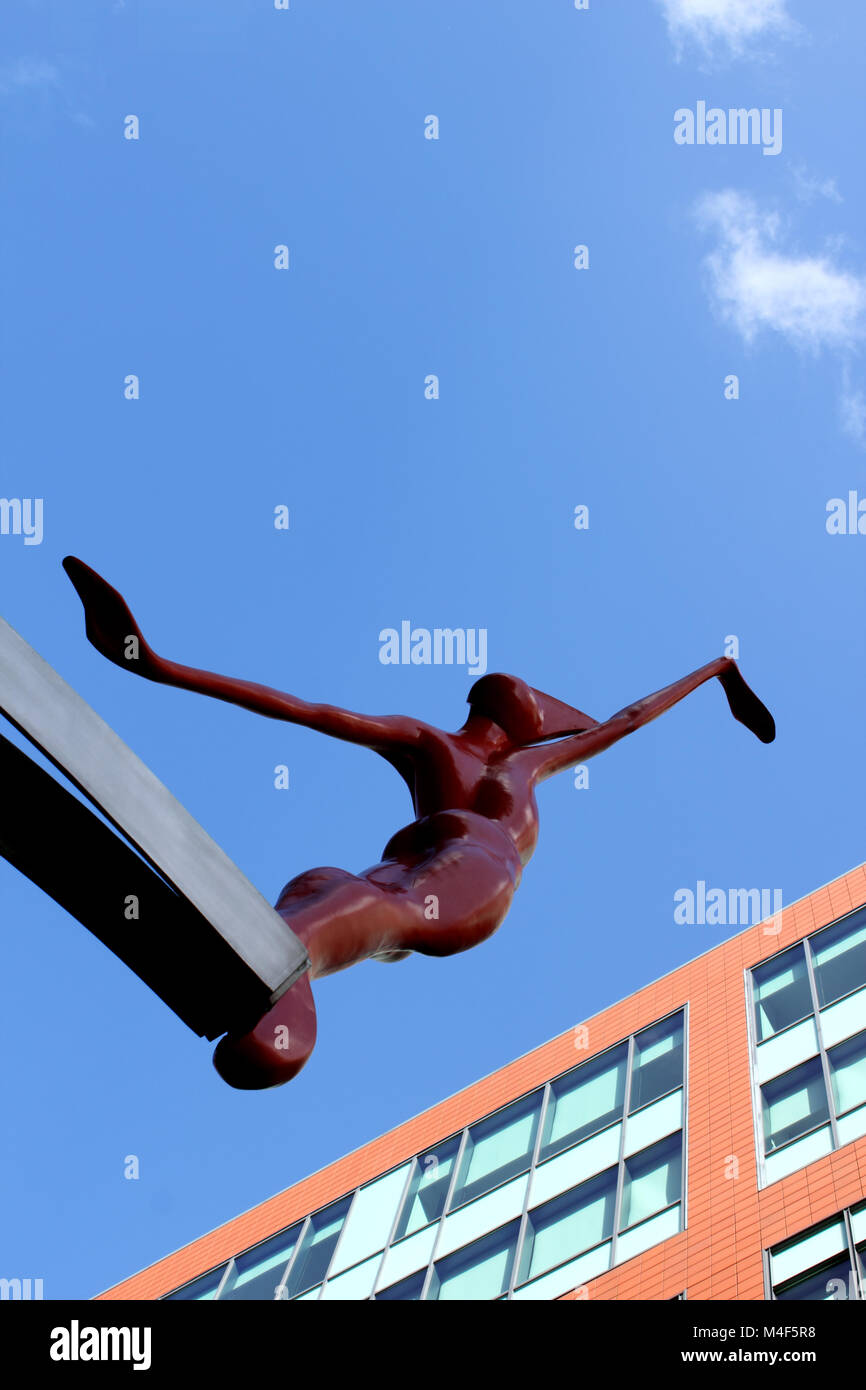 Vista verticale Spofforth scolpita la figura contro il profondo blu del cielo Foto Stock