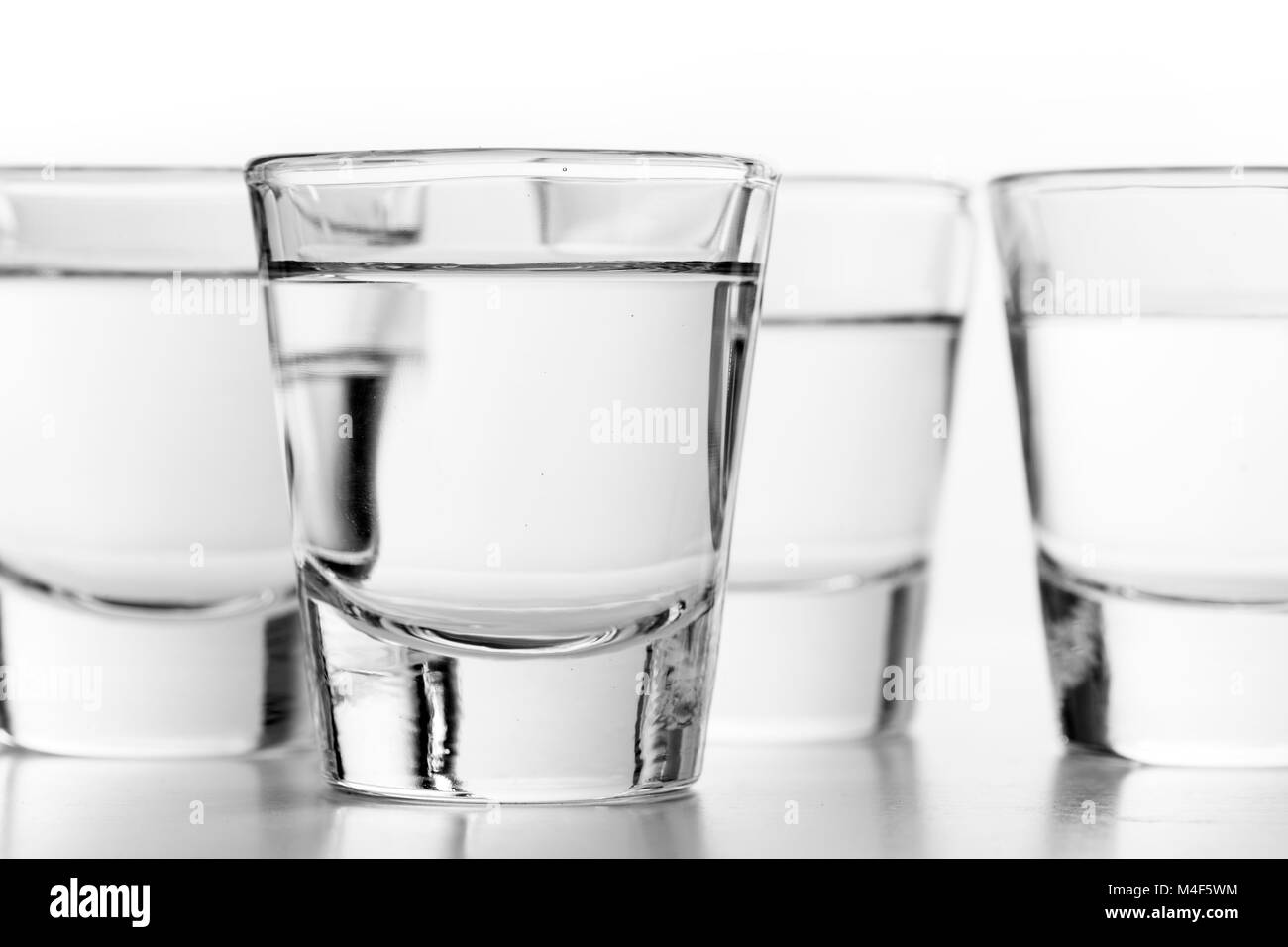 Bicchieri di vodka su sfondo bianco. Alcol Foto Stock