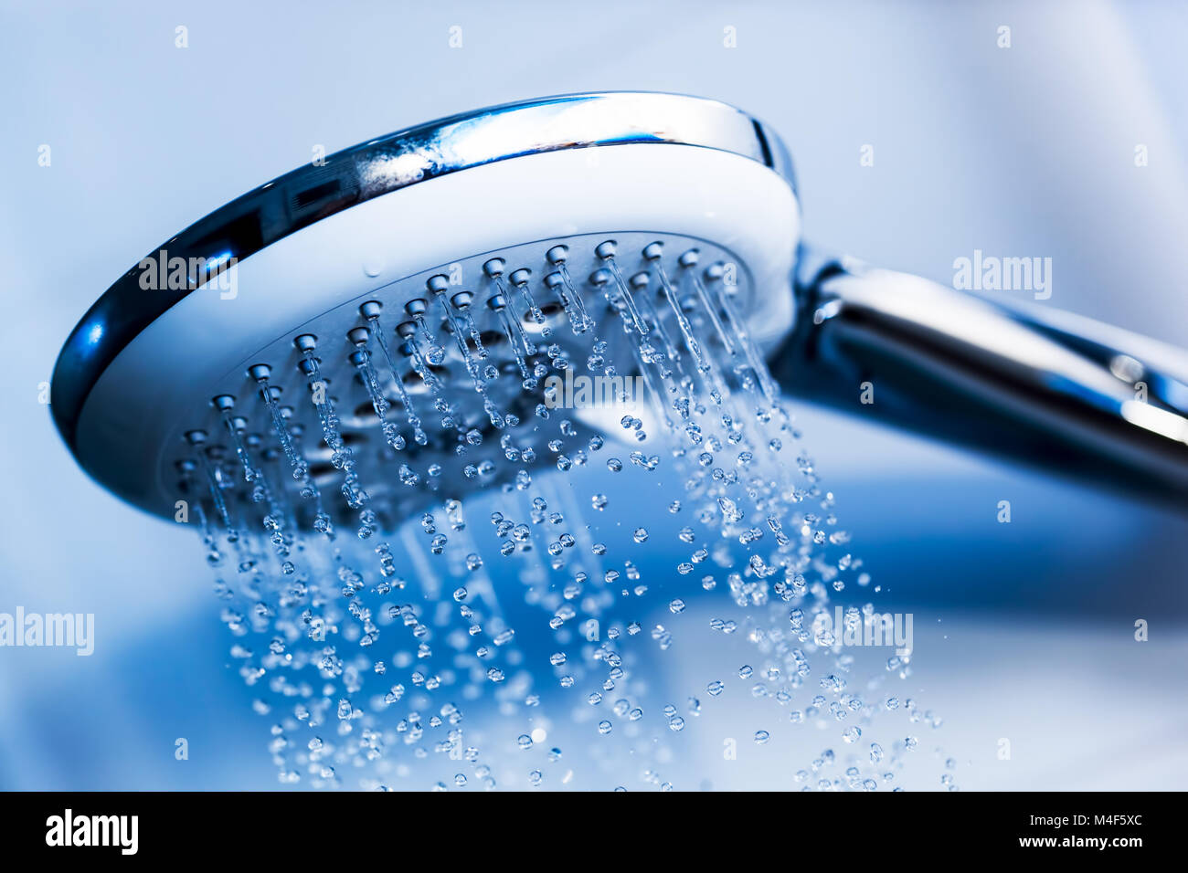 L'acqua chiara che scorre dalla doccia. Foto Stock