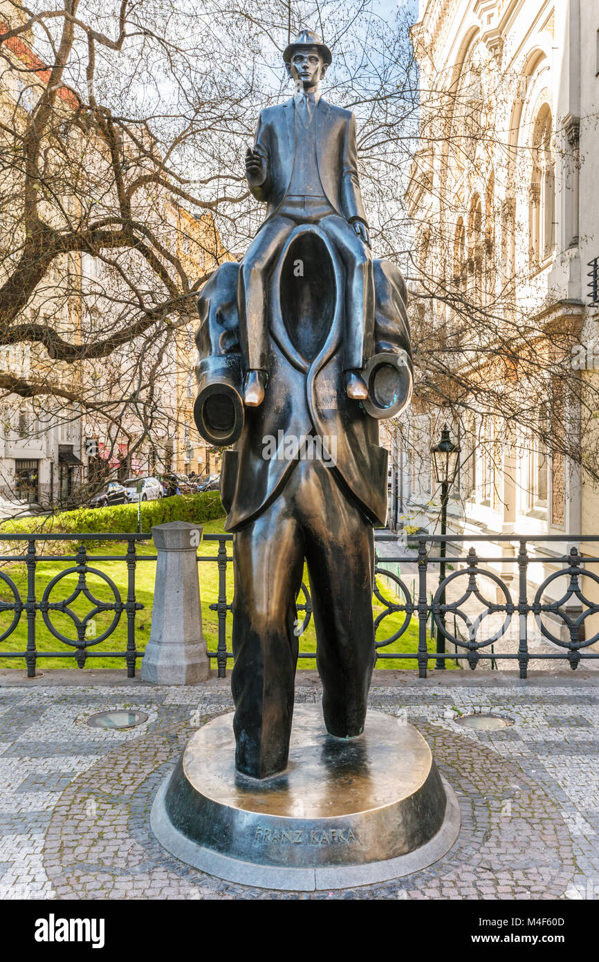 Statua di bronzo di Franz Kafka a Praga, Repubblica Ceca. Foto Stock