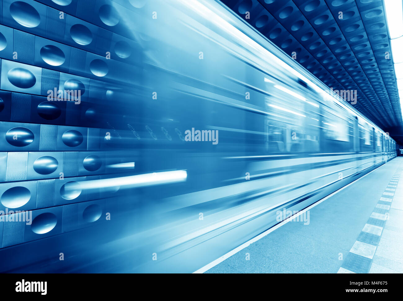 La metropolitana, alla metropolitana in movimento. Colore blu Foto Stock