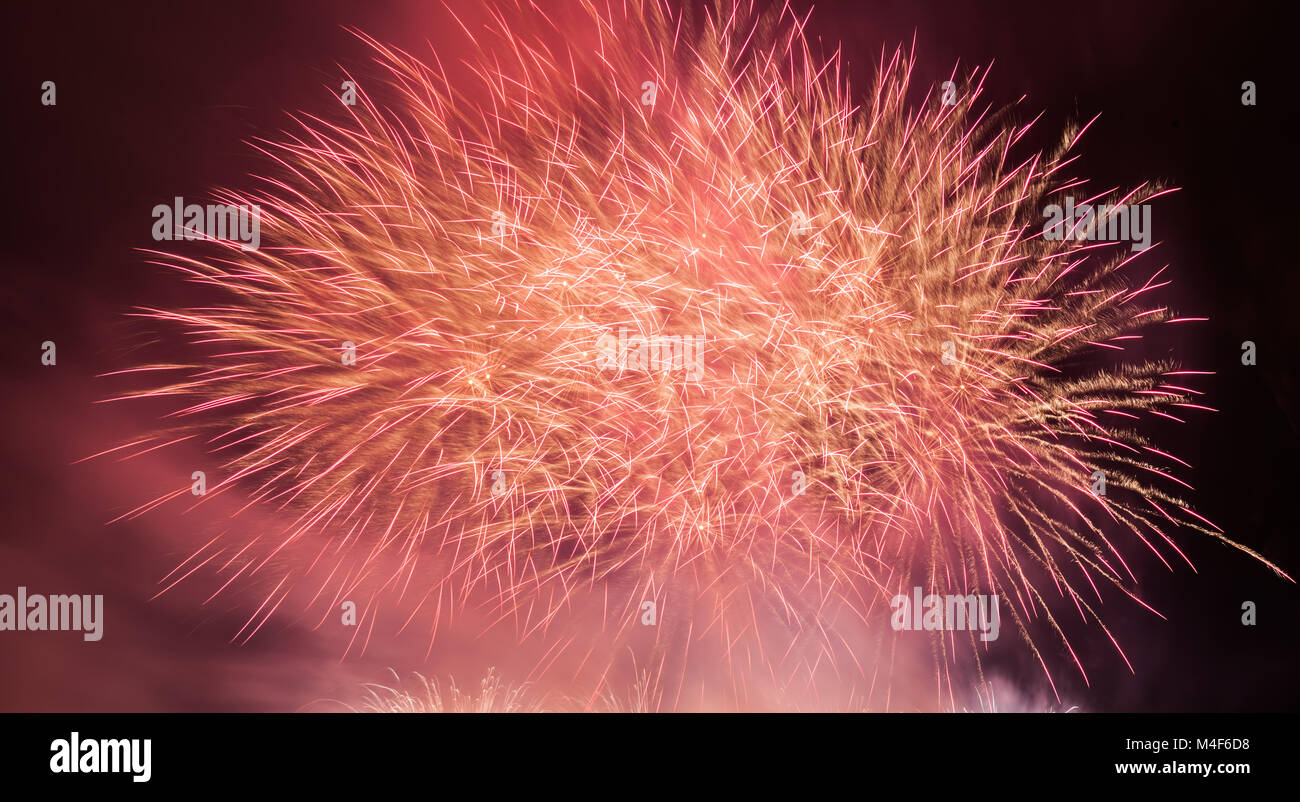 Spettacolare spettacolo di fuochi d'artificio illuminano il cielo. Nuovo anno celebrazione. Foto Stock